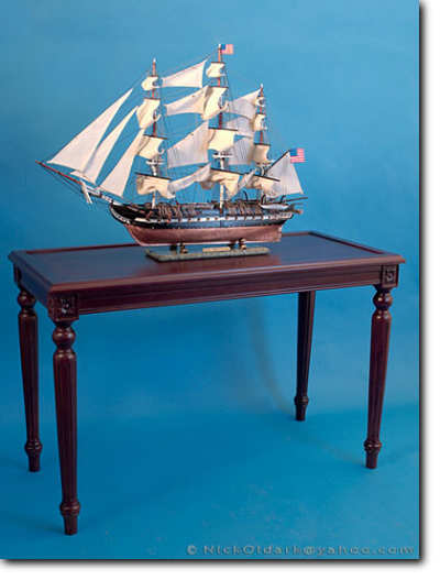 Model lodi na hezkém stole